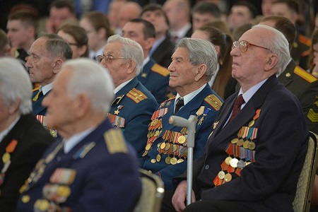 Ветераны и труженики тыла получили от Путина награды в честь 70-летия Победы