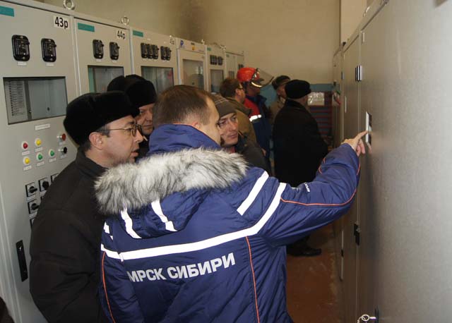 Специалисты Хакасэнерго во главе с директором А.П.Буторовым проводят обследование оборудования на подстанции Калининская