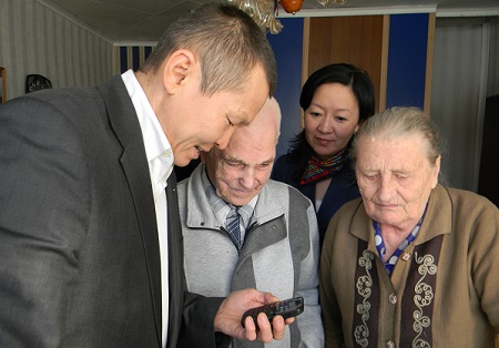 Ветеранам Тувы вручили телефоны с кнопкой экстренного вызова