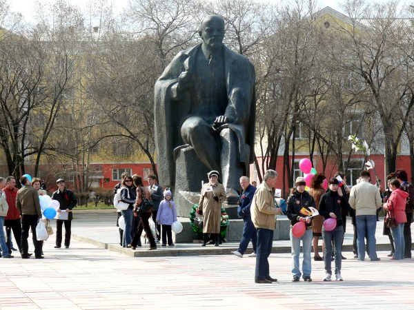 Часть людей стояла далеко позади грузовика у памятника Ленину