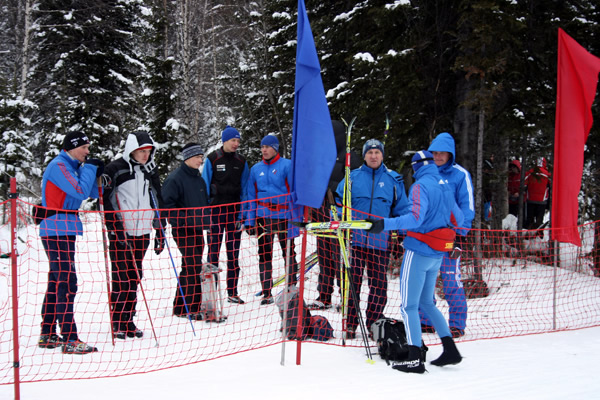 Участники соревнований по лыжным гонкам