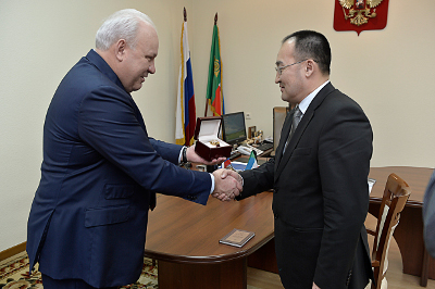 Глава Хакасии Виктор Зимин встретился с генеральным консулом Монголии