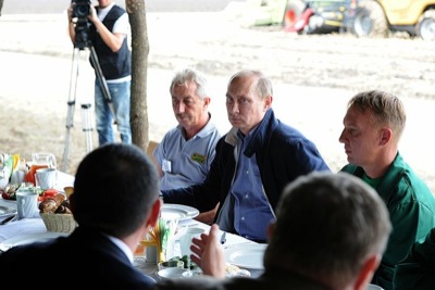Владимир Путин на Кубани проверил ход уборки урожая и пообедал с комбайнерами (ВИДЕО)