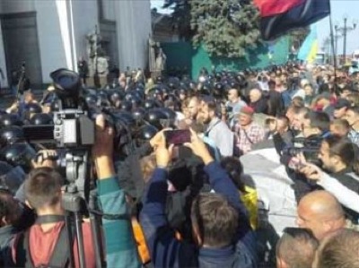 "Правый сектор" и нацгвардия Украины подрались у здания Верховной Рады (ВИДЕО)