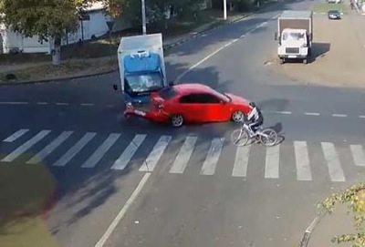 Чудесное спасение велосипедиста в серьёзном ДТП стало хитом YouTube (ВИДЕО)