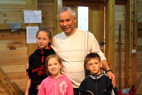 Валерий Денщиков и юные спортсмены