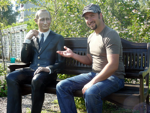 Скульптура Владимира Путина и создатель парка Сады мечты Денис Сафронов
