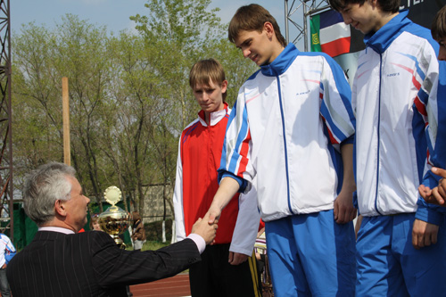 Министр спорта Валерий Денщиков и баскетболисты