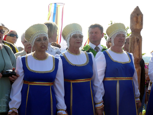 Бабушки в русских национальных костюмах