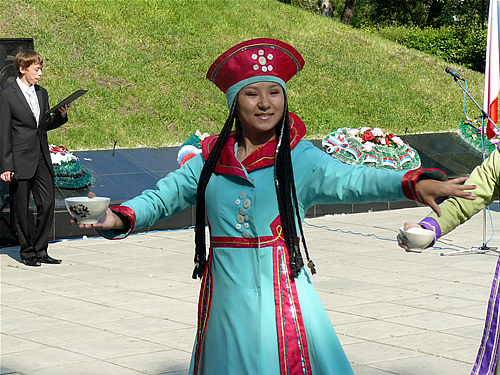 Девушки в национальных костюмах приветствовали гостей из Кузбасса хлебом-солью и напитком айран