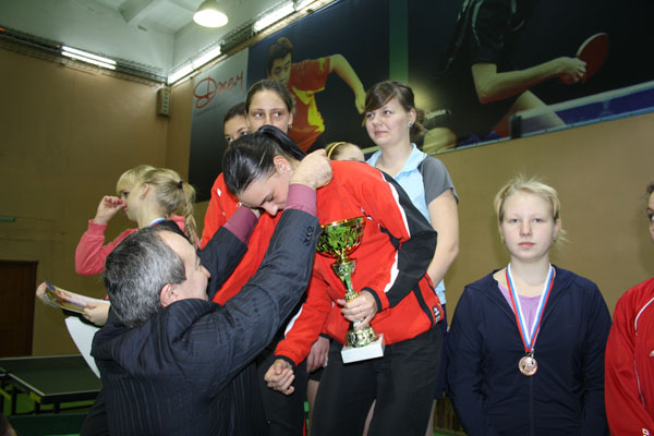 Заместитель министра спорта, туризма и молодёжной политики РХ Виктор Струков вручает медали победителям