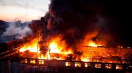 В Саяногорске толпа пожарных 4 часа боролась с масштабным пожаром