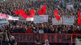 На митинге оппозиции в Албании совершена химическая атака