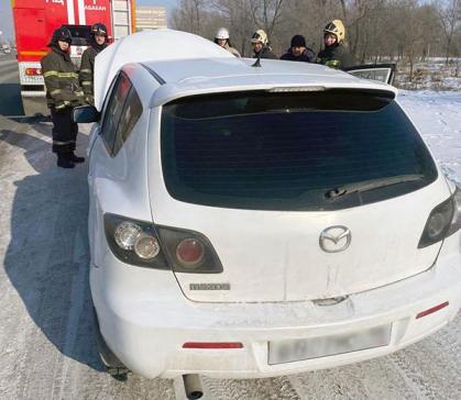 В Абакане пожарные тушили гараж и автомобиль