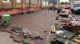 Рабочие в Кемерово разобрали тротуар в знак протеста