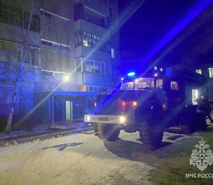 В Саяногорске пожарные эвакуировали людей из многоэтажки