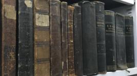 В библиотеке Хакасского госуниверситета отыскали 180-летнюю книгу