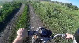 По хакасской деревне рассекал пьяный мотоциклист с ребенком за спиной