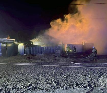 Два дома и степной пал потушили в Хакасии