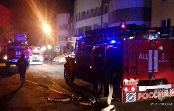 Из задымлённой многоэтажки в Абакане пожарные вывели 15 человек