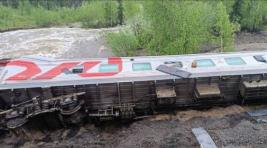 Два человека погибли при сходе поезда с рельсов в Коми