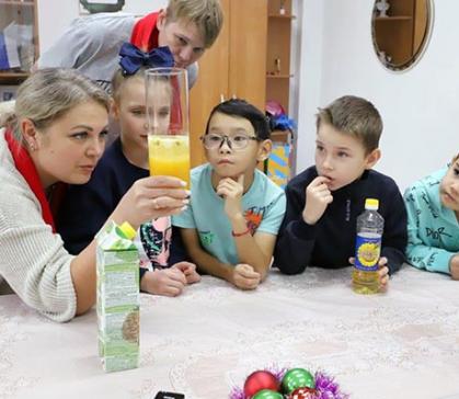 Волонтеры РУСАЛа дарят радость детям Саяногорска