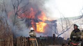 В Абакане бдительные соседи спасли детей из горящего дома