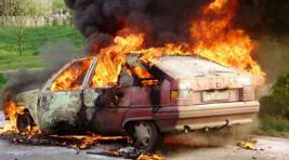 На стоянке в Абакане неизвестные подожгли автомобиль