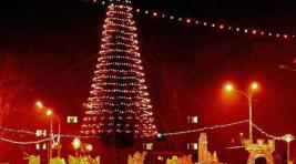 Подготовка полным ходом: в Черногорске устанавливают новогоднюю ёлку
