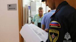 Сотрудники МЧС Хакасии проверяют избирательные участки