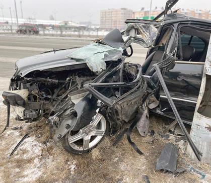 В Абакане водитель Мерседеса врезался в электроопору