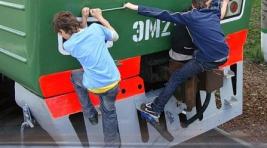В Хакасии подростки, рискуя жизнью, катались на подножках грузового состава