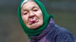 В Хакасии пенсионерка обокрала пассажирку поезда, а потом смыла деньги в унитаз