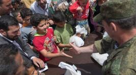 Российские солдаты подарили сирийским школьникам тетради и ранцы