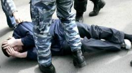Житель Саяногорска попытался побить полицейского