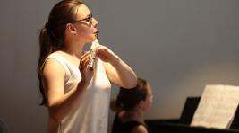 Девушка из Хакасии очаровала москвичей игрой на флейте