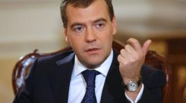 Медведев решил повысить МРОТ