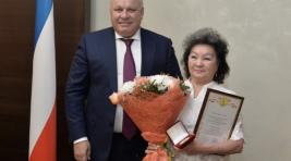 Глава Хакасии вручил награды за патриотическое воспитание