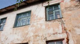 В Хакасии старушку с горем пополам переселили из полуразрушенного дома