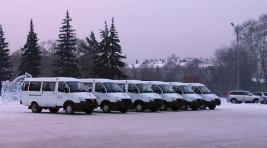 Многодетным семьям из Хакасии подарили микроавтобусы