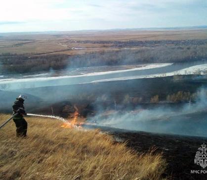За сутки в Хакасии ликвидировано шесть палов травы