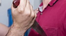 В Хакасии мужчина воткнул в своего племянника нож