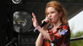 Как теперь жить: российская певица Монеточка потеряла голос