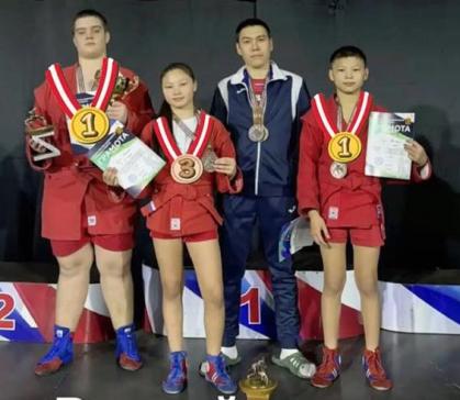 Юные самбисты из Хакасии блестяще выступили на турнире в Кузбассе