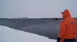 В Охотском море идет операция по спасению рыбаков со льдины
