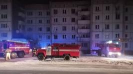 Пожарные в Черногорске спасли людей из горящего здания