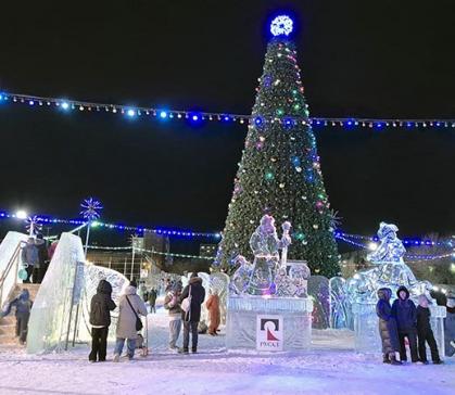 В Саяногорске открылись городская елка и новогодний городок
