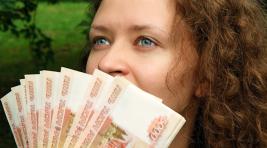 Когда очень богата: в Хакасии школьница раскидала по двору родительские деньги