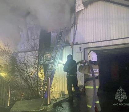 В Хакасии тушили жилые дома, бани и десятки гектаров сухой травы