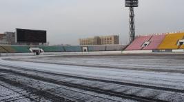 На стадионе «Саяны» в Абакане круглосуточно заливают лед